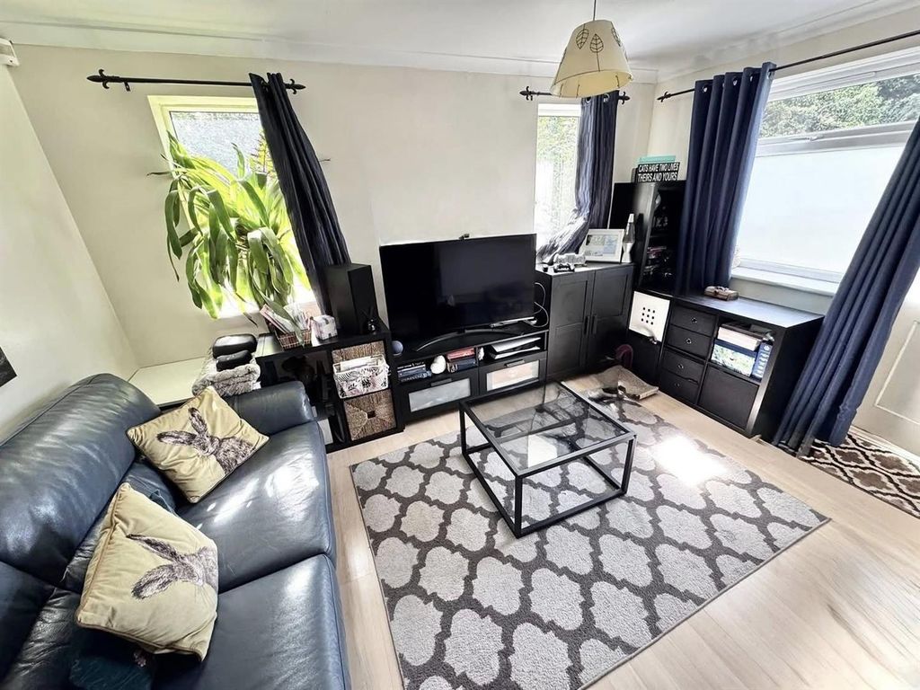 Property photo 3 of 11 Loungea.Jpg