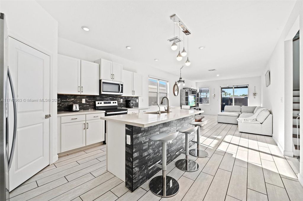 Property photo 3 of 42 <Alttext/>