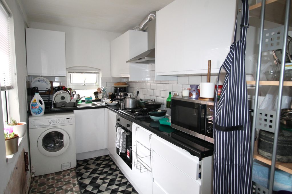 Property photo 3 of 12 Kitchen