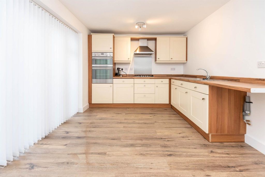 Property photo 3 of 8 Kitchen