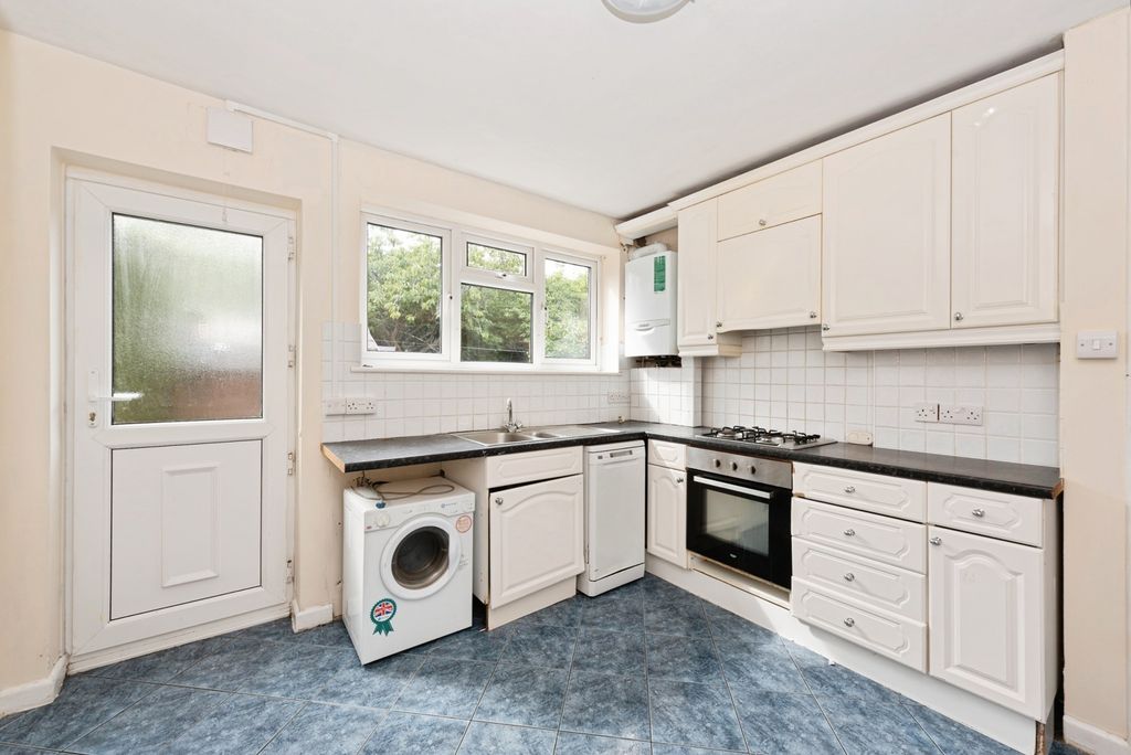 Property photo 3 of 8 Kitchen