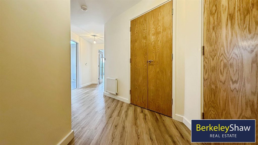 Property photo 2 of 16 Hallway