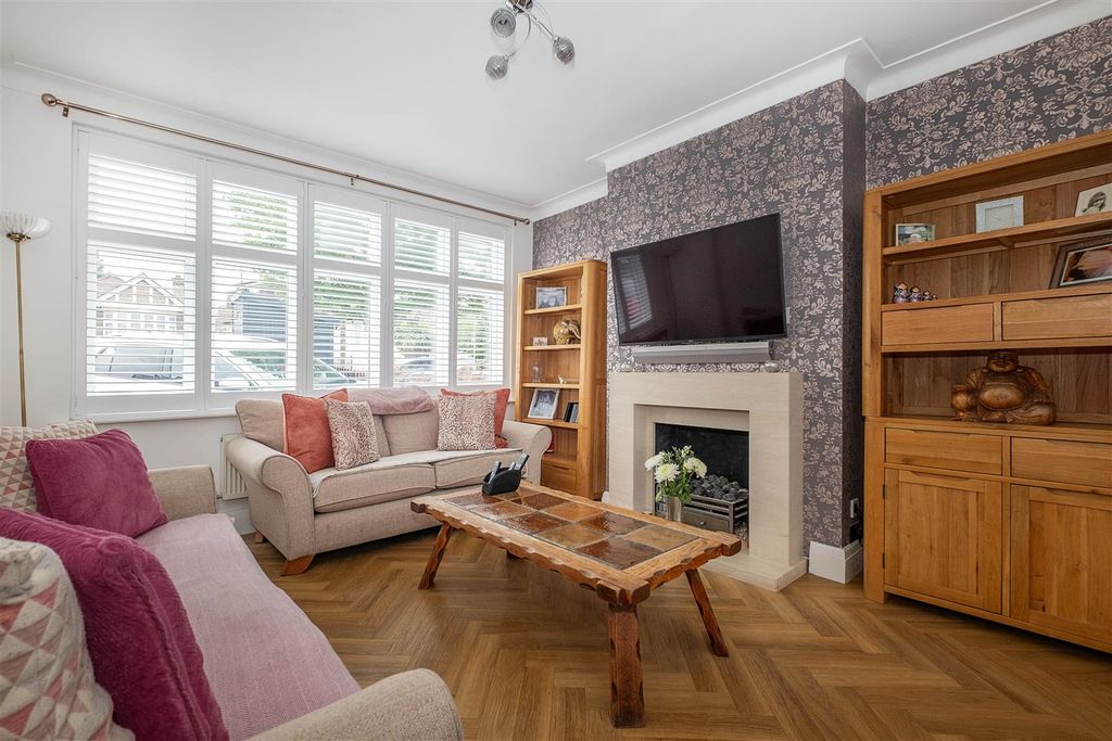 Property photo 2 of 22 58-Elmbridge-Avenue-0015 Copy.Jpg