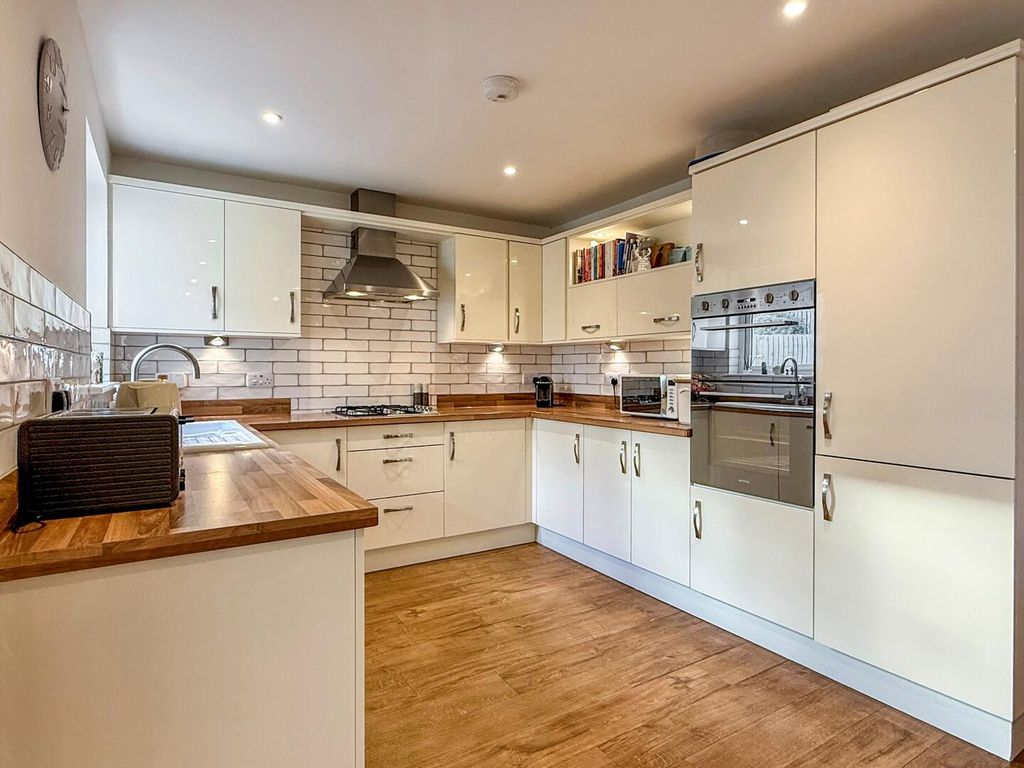 Property photo 3 of 28 Kitchen