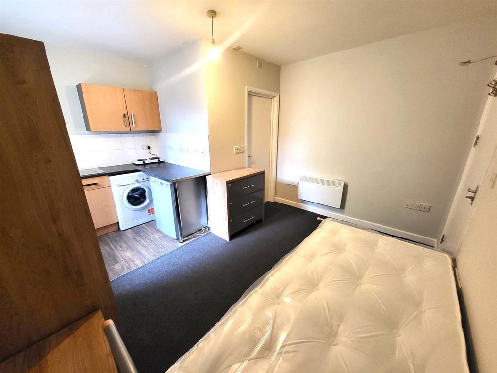 Property photo 3 of 7 Studio Pic 2