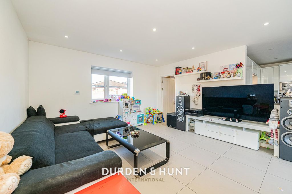 Property photo 3 of 13 Brinkworth-12.Jpg
