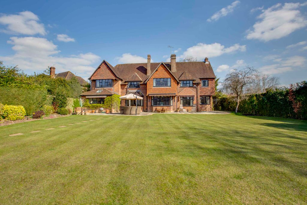 Property photo 3 of 21 Hatley House, Burtons Way, Hp8 4Bw (Low Res)-14