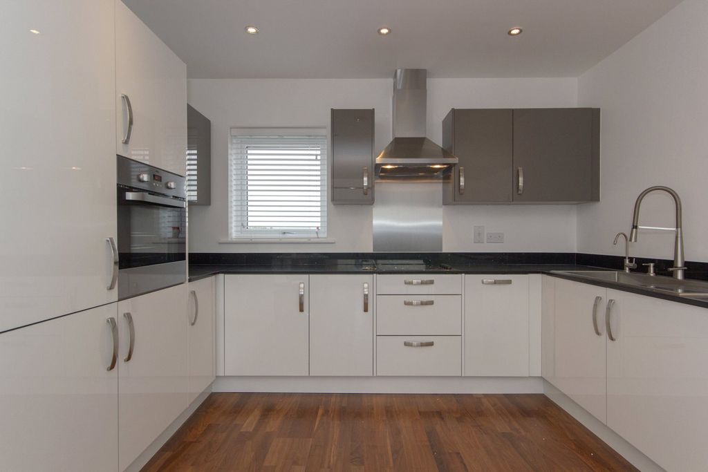 Property photo 2 of 8 Kitchen