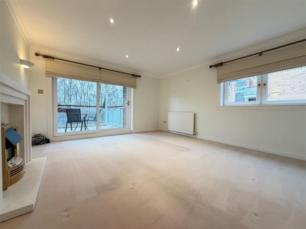 Property photo 3 of 14 Lounge