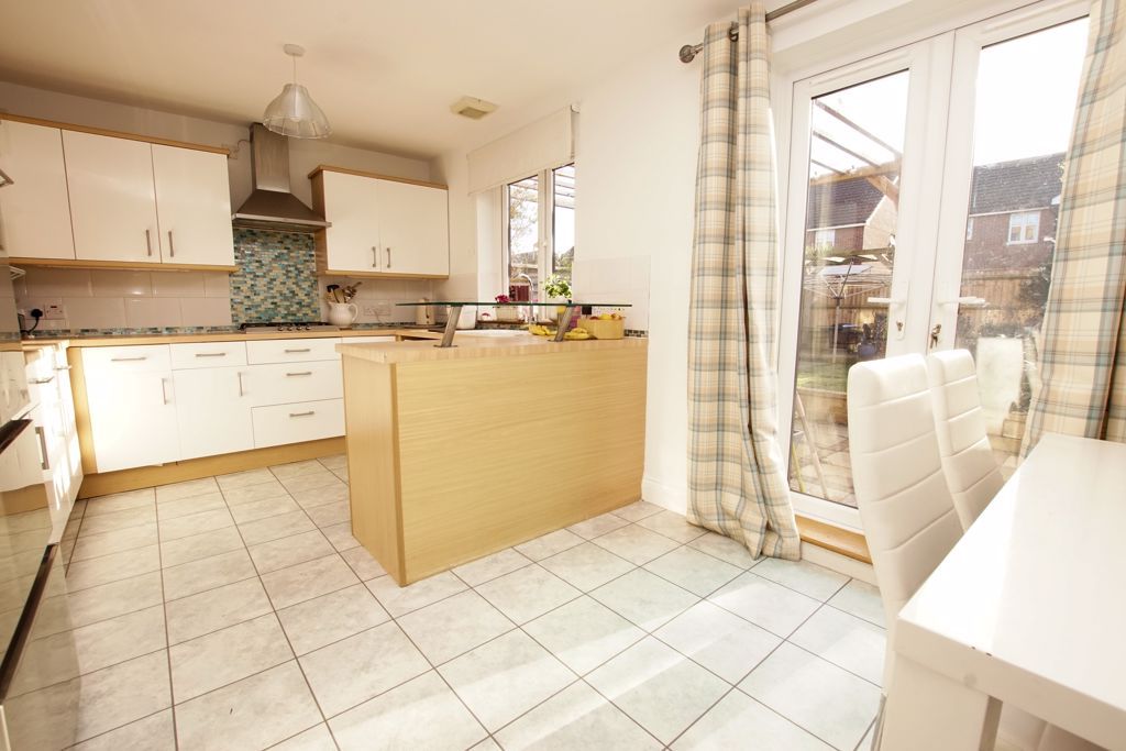 Property photo 3 of 18 Kitchen