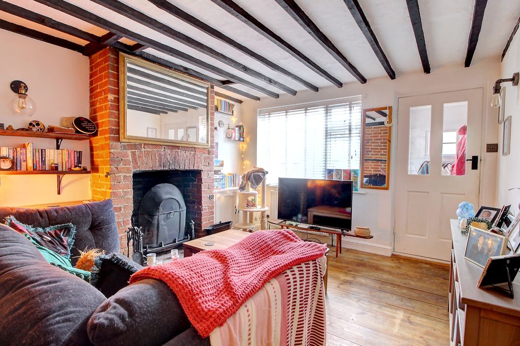 Property photo 3 of 14 Lounge