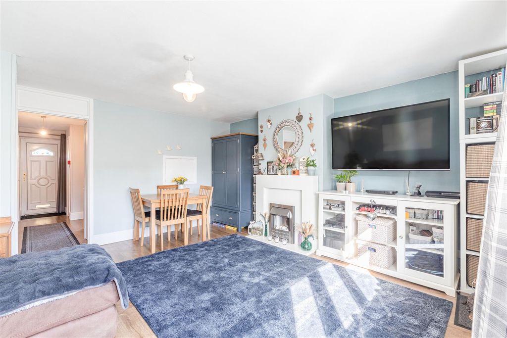 Property photo 3 of 15 4 Fairoaks Court Lane, Addlestone, Kt15 1Sp - 12.J