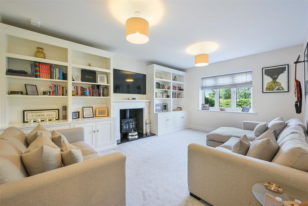 Property photo 3 of 31 Brambling Close, 7- (1).Jpg