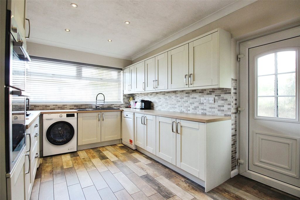 Property photo 3 of 11 Kitchen