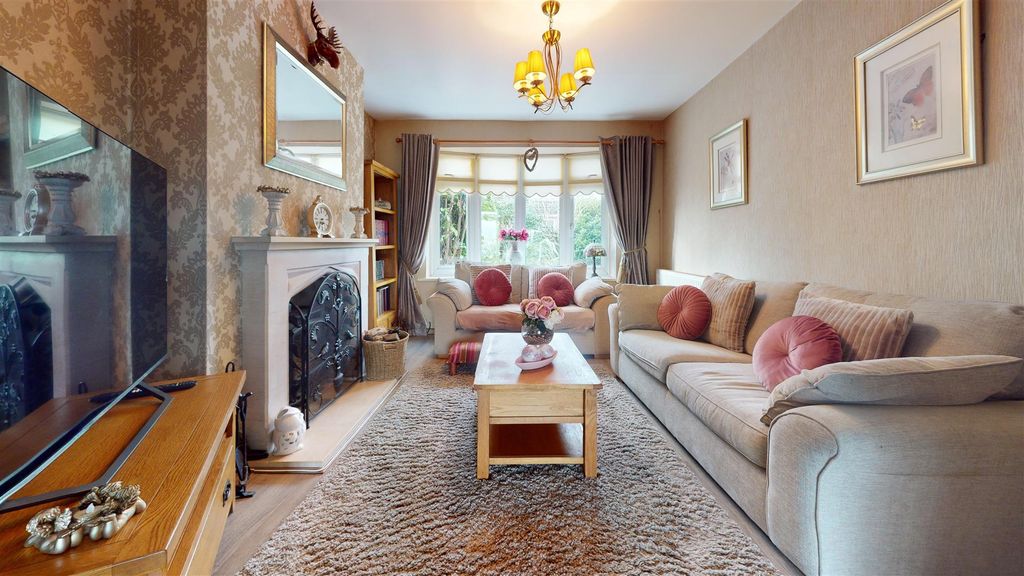 Property photo 2 of 27 Coultshead Avenue Living Room