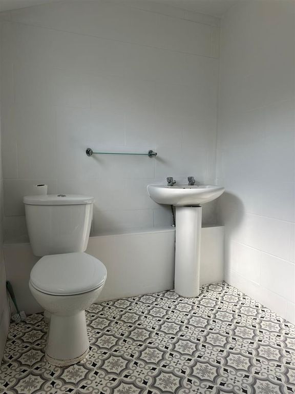 Property photo 3 of 20 Bathroom2.0.Jpg