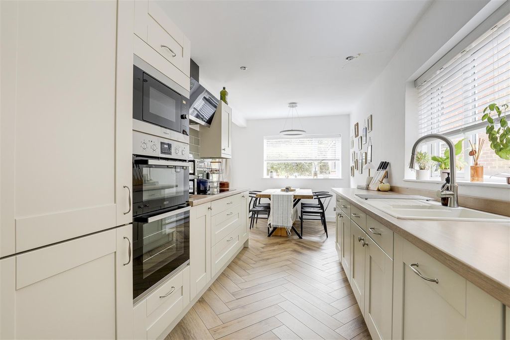 Property photo 3 of 25 11738.Jpg