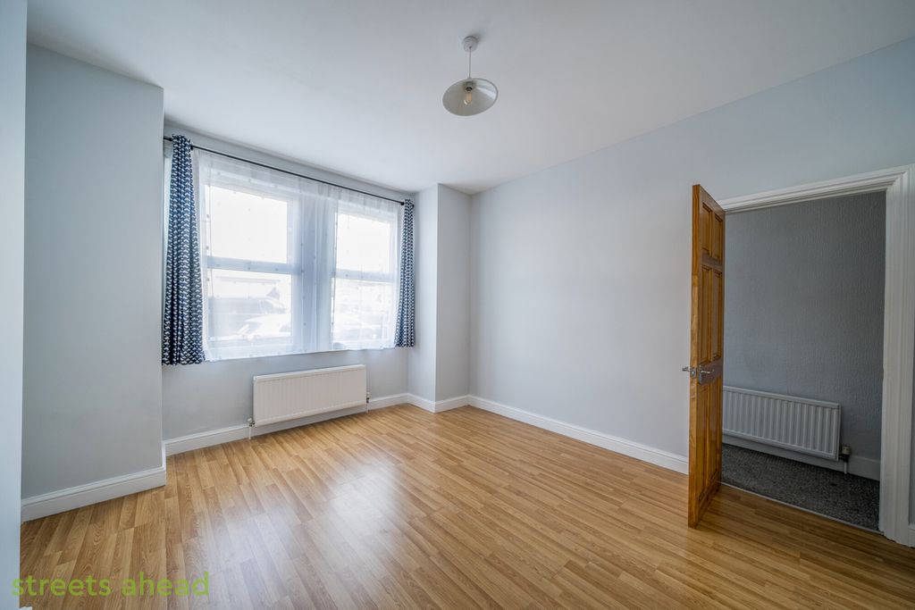 Property photo 2 of 15 2Fa2c4Db-5Fb1-4A6...