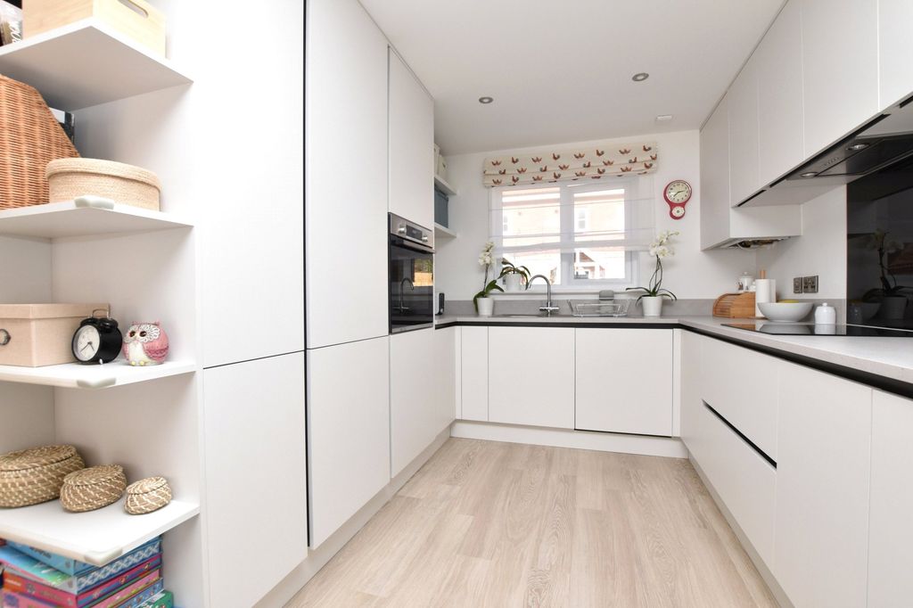 Property photo 2 of 17 Kitchen
