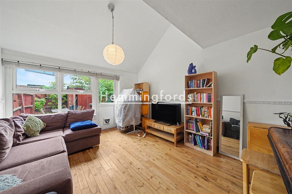 Property photo 1 of 13 Armour Close N7-7.Jpg