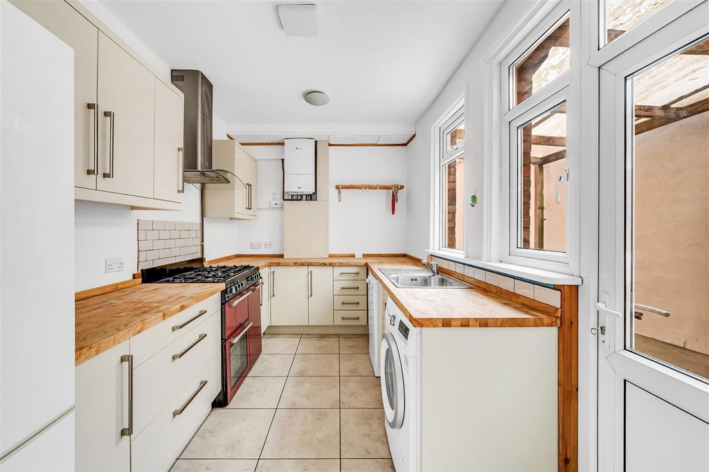 Property photo 3 of 19 24 Chatsworth Gardens-9.Jpg