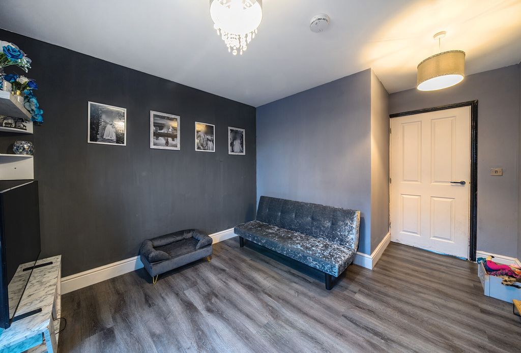 Property photo 2 of 9 1384671-18-692Dd4...