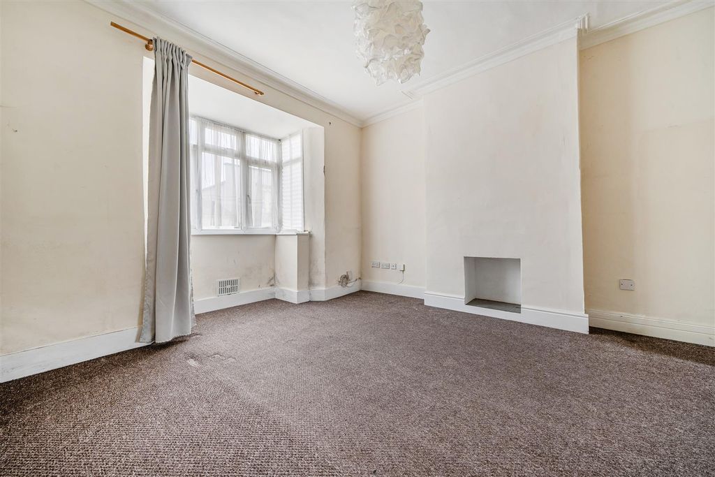 Property photo 3 of 17 Lounge