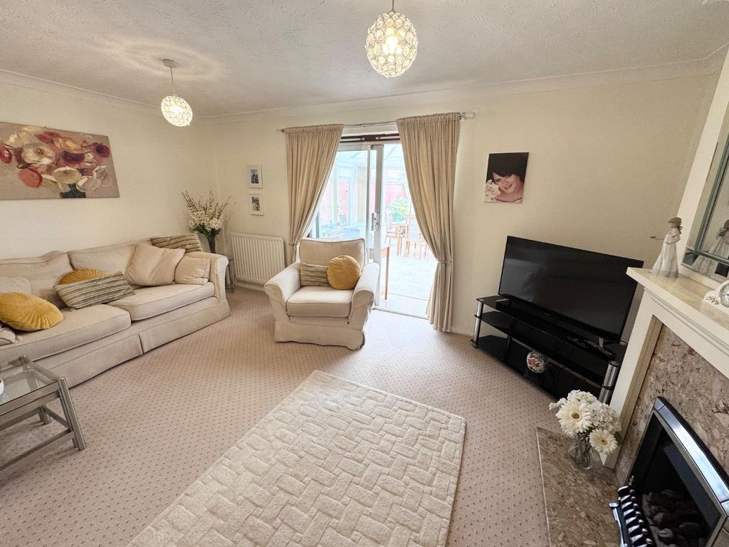 Property photo 3 of 16 Lounge