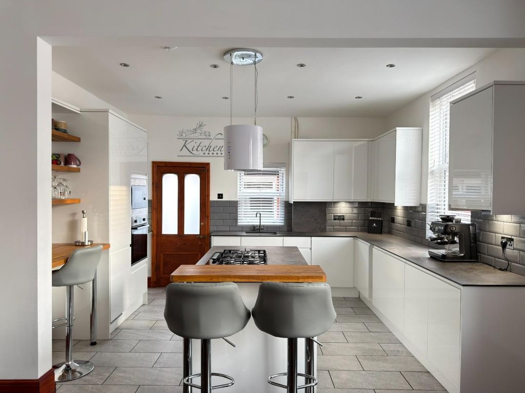 Property photo 2 of 25