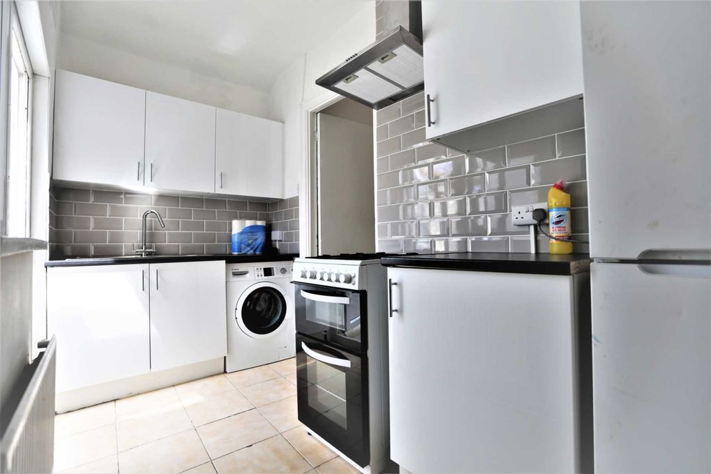 Property photo 2 of 8 560 Green Street 4