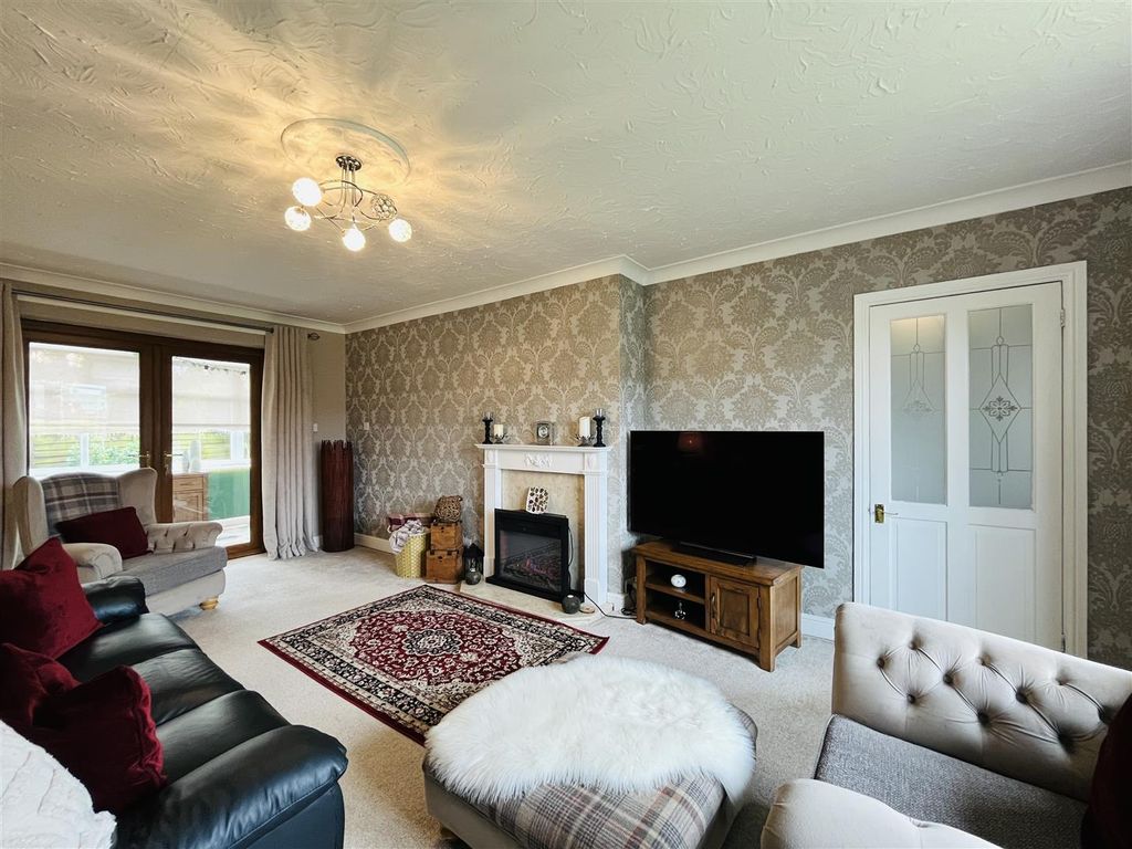 Property photo 2 of 17 Lounge