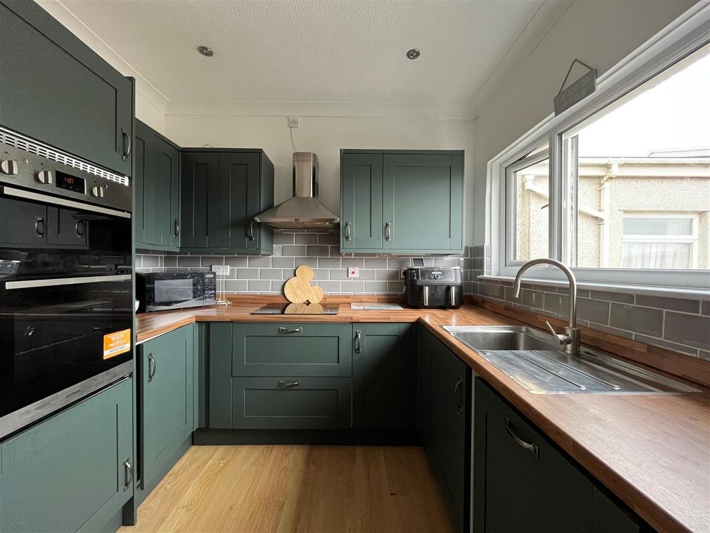 Property photo 3 of 14 Kitchen