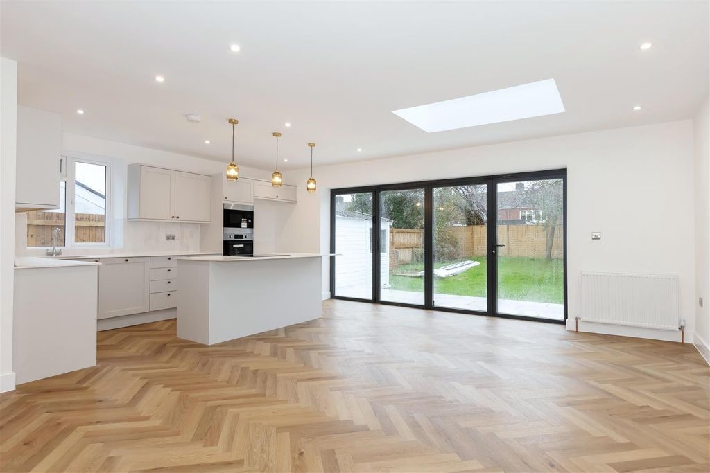 Property photo 3 of 13 Sunningdale_3.Jpg