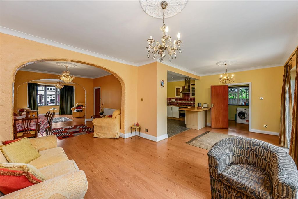 Property photo 1 of 25 10 Langley Crescent-17.Jpg