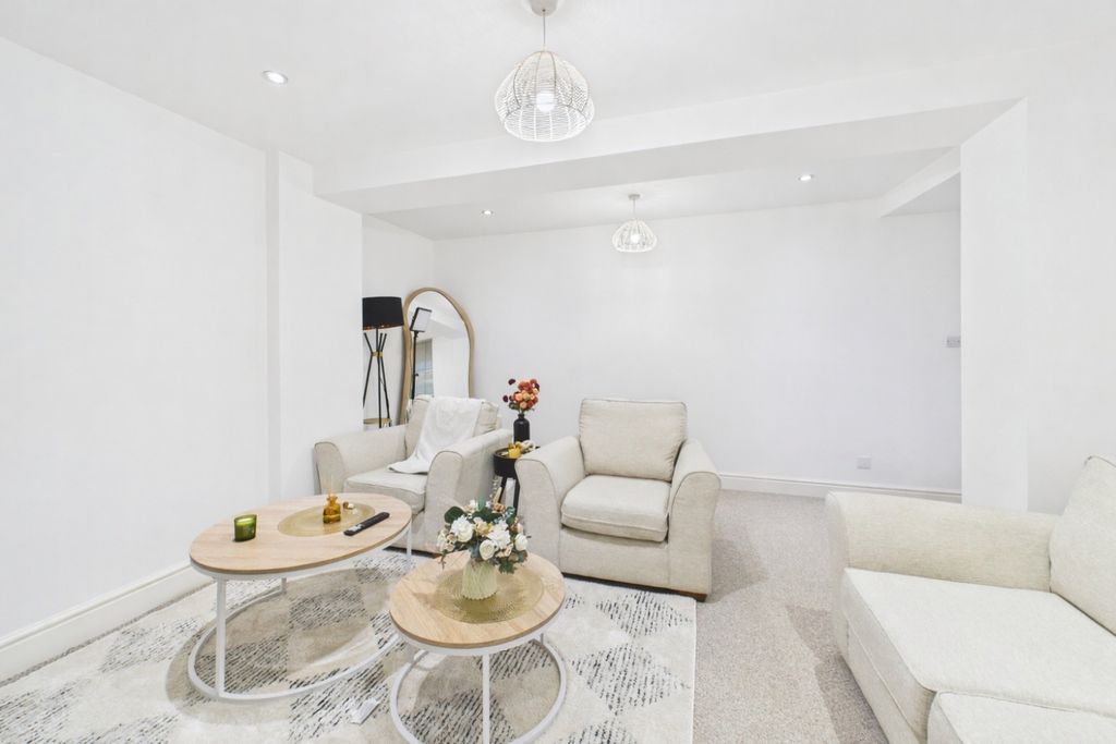 Property photo 1 of 9 Living Room