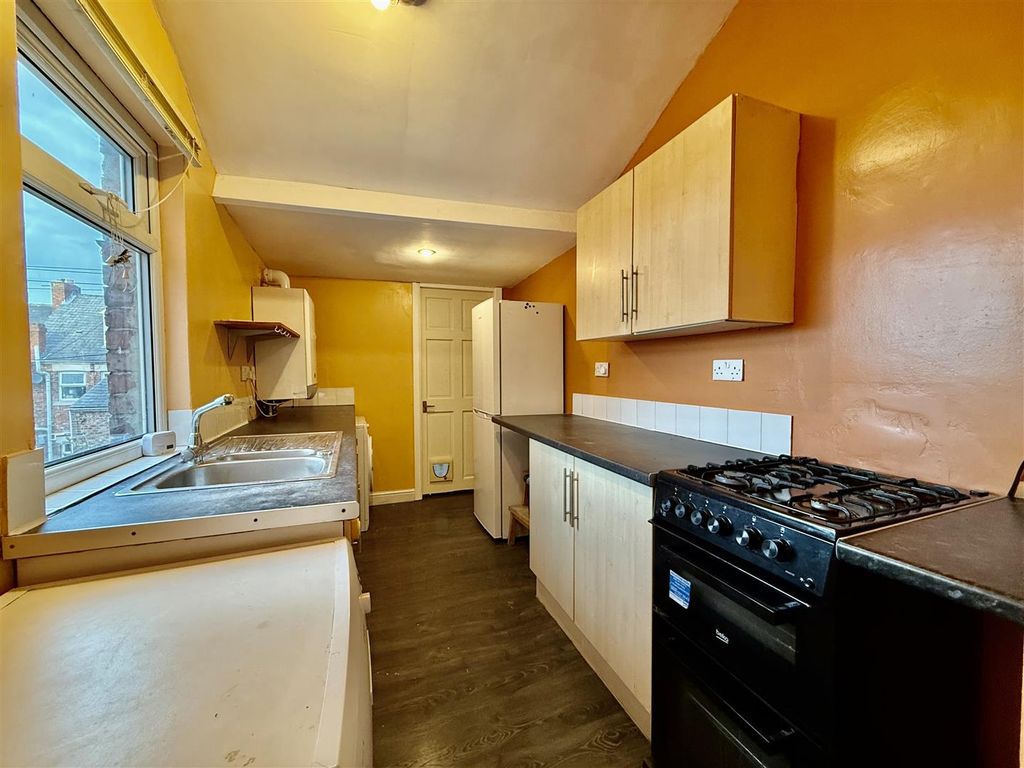 Property photo 3 of 8 Kitchen