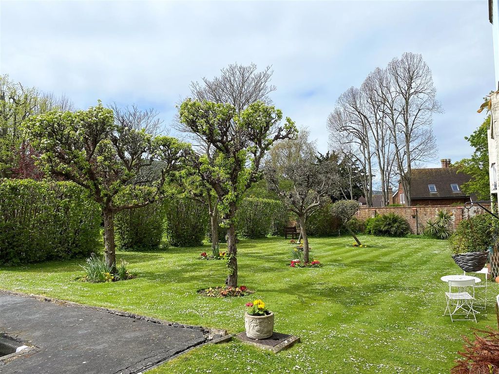 Property photo 2 of 12 Communal Gardens.Jpg