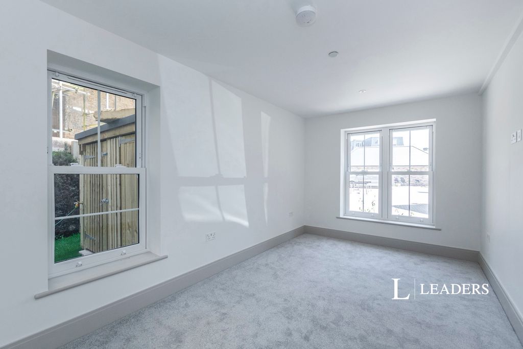 Property photo 3 of 17 Pbox-Img.Jpg