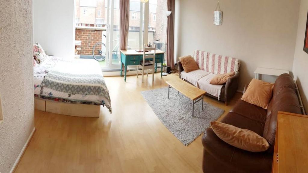 Property photo 1 of 18 Large Rooms - Crondall Street