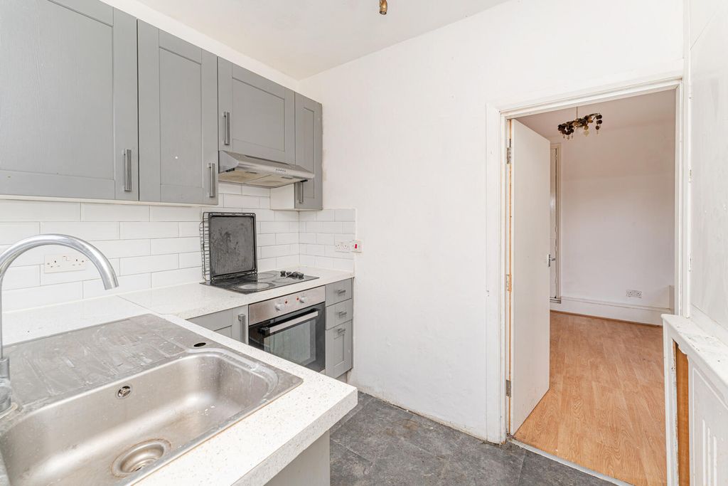 Property photo 3 of 18 Kitchen