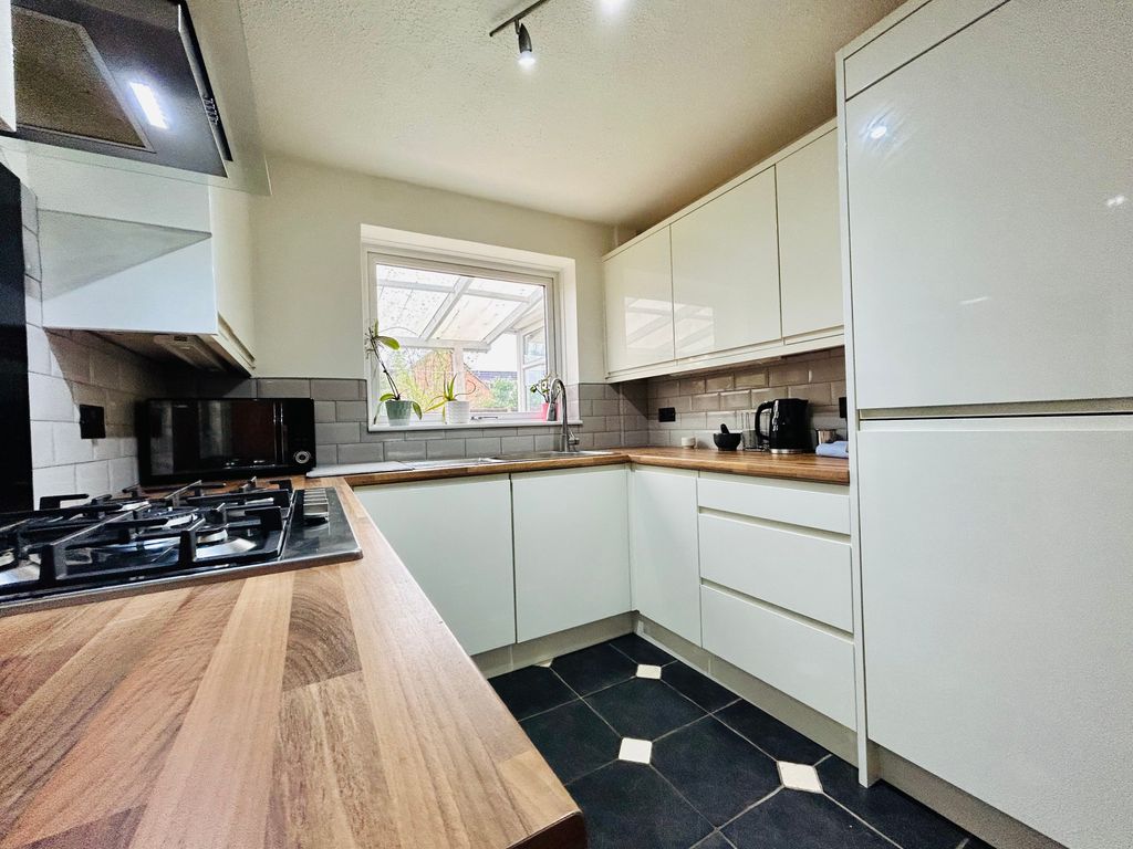 Property photo 3 of 14 Kitchen