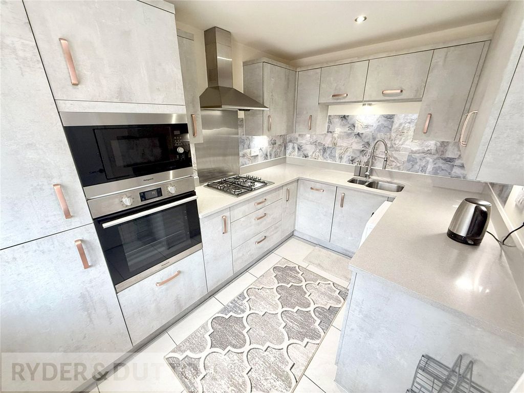 Property photo 3 of 32 Kitchen