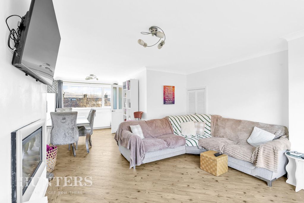 Property photo 2 of 21 Living Room