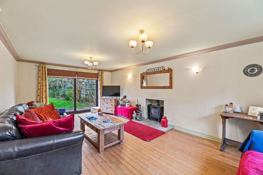 Property photo 3 of 19 Lounge