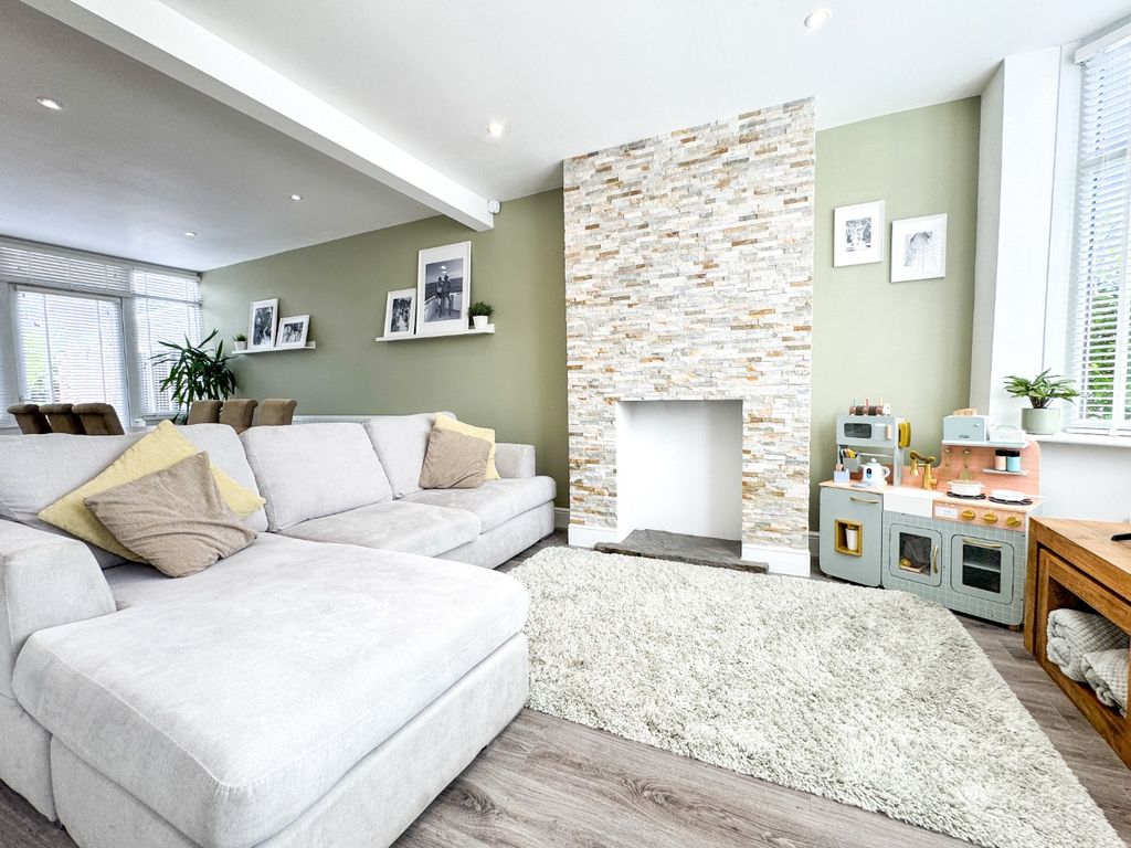 Property photo 2 of 18 4215622