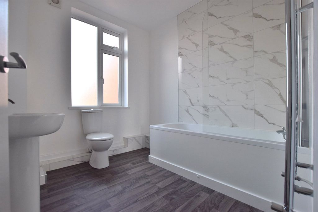 Property photo 3 of 11 Bathroom