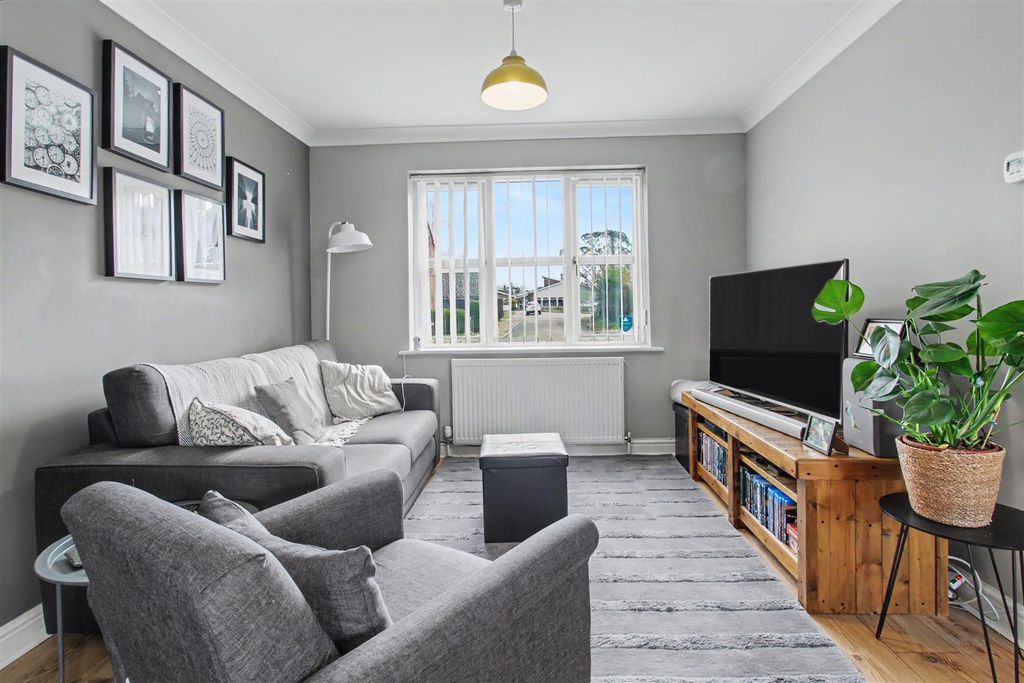 Property photo 3 of 19 Lounge