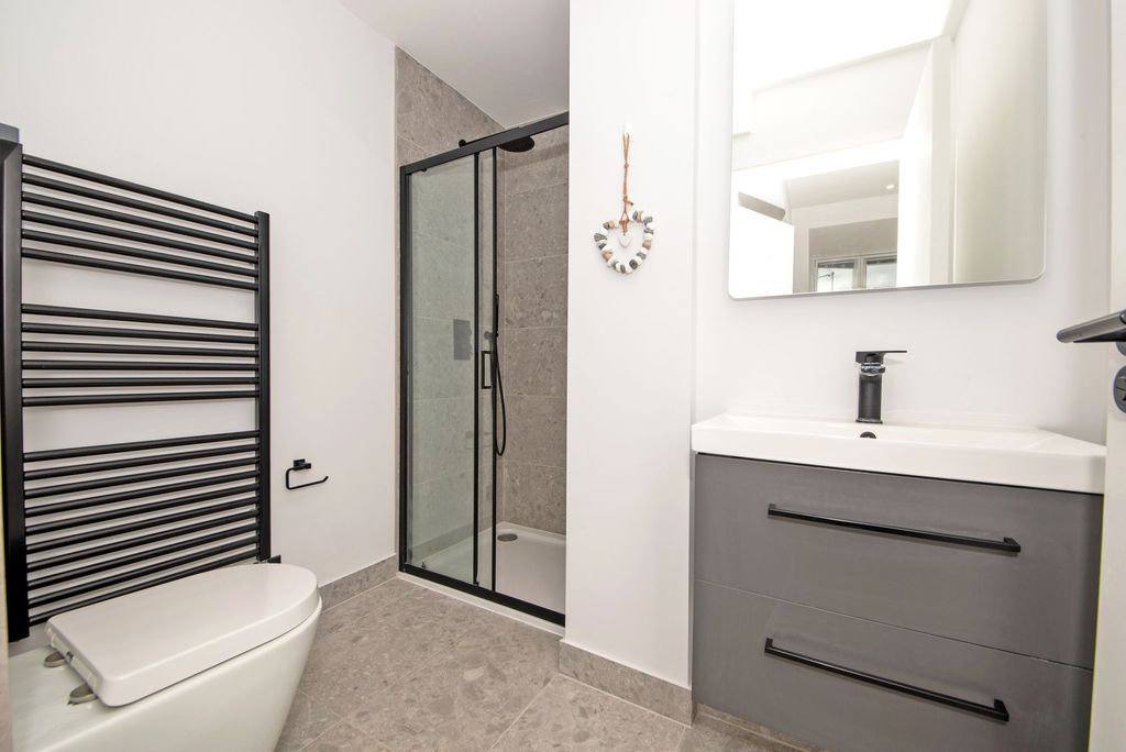 Property photo 3 of 15 En-Suite