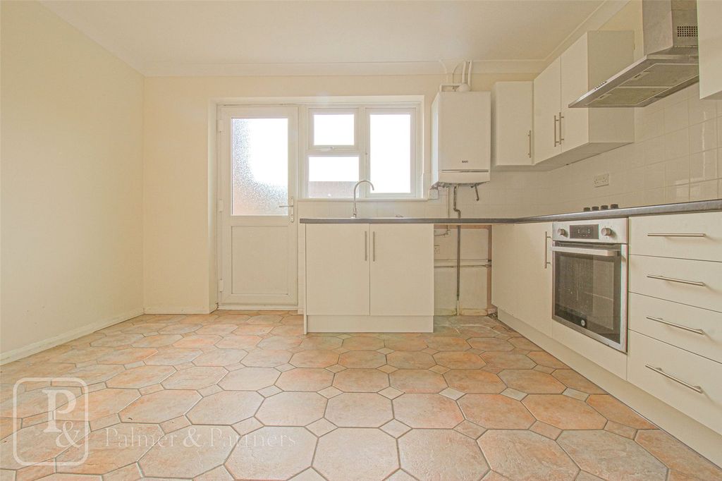 Property photo 3 of 6 Kitchen