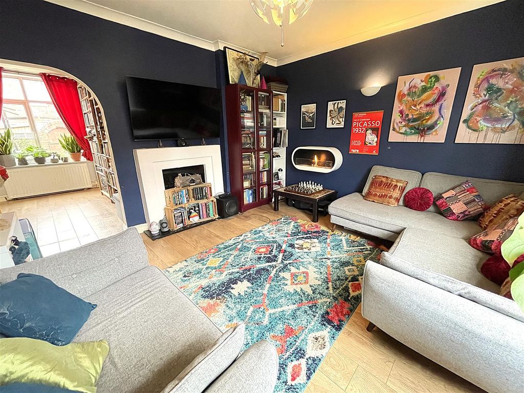 Property photo 2 of 23 Lounge